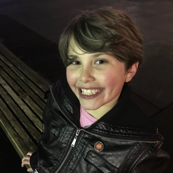 Meet your Posher, Caitlin - Picture 2 of 8